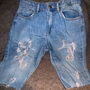 Distressed cropped jeans